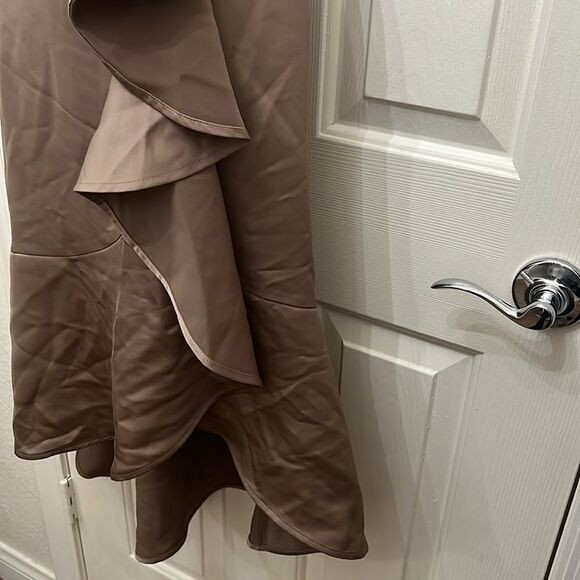 Expressss Skirt Sz 8 Tan Brown Slimming Ruffle Front Side Zipper Midi New Silky - Picture 4 of 9